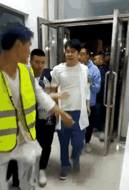 小沈阳最新动态揭秘，追踪娱乐资讯的步骤指南！